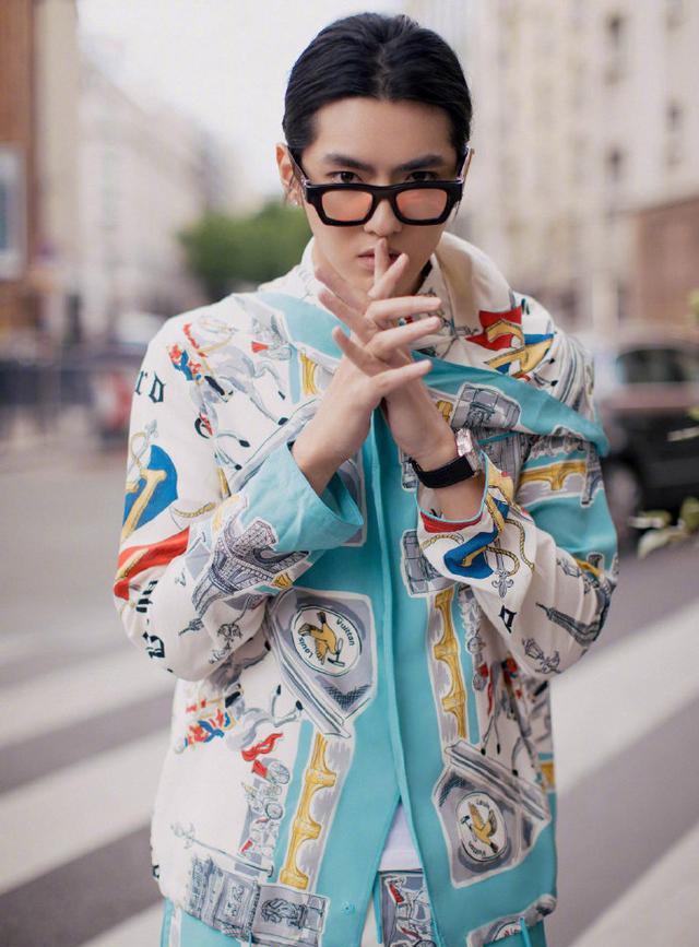 另一方面,吴亦凡自身也是名时尚潮人,不论潮流街头还是邪痞风,皆可