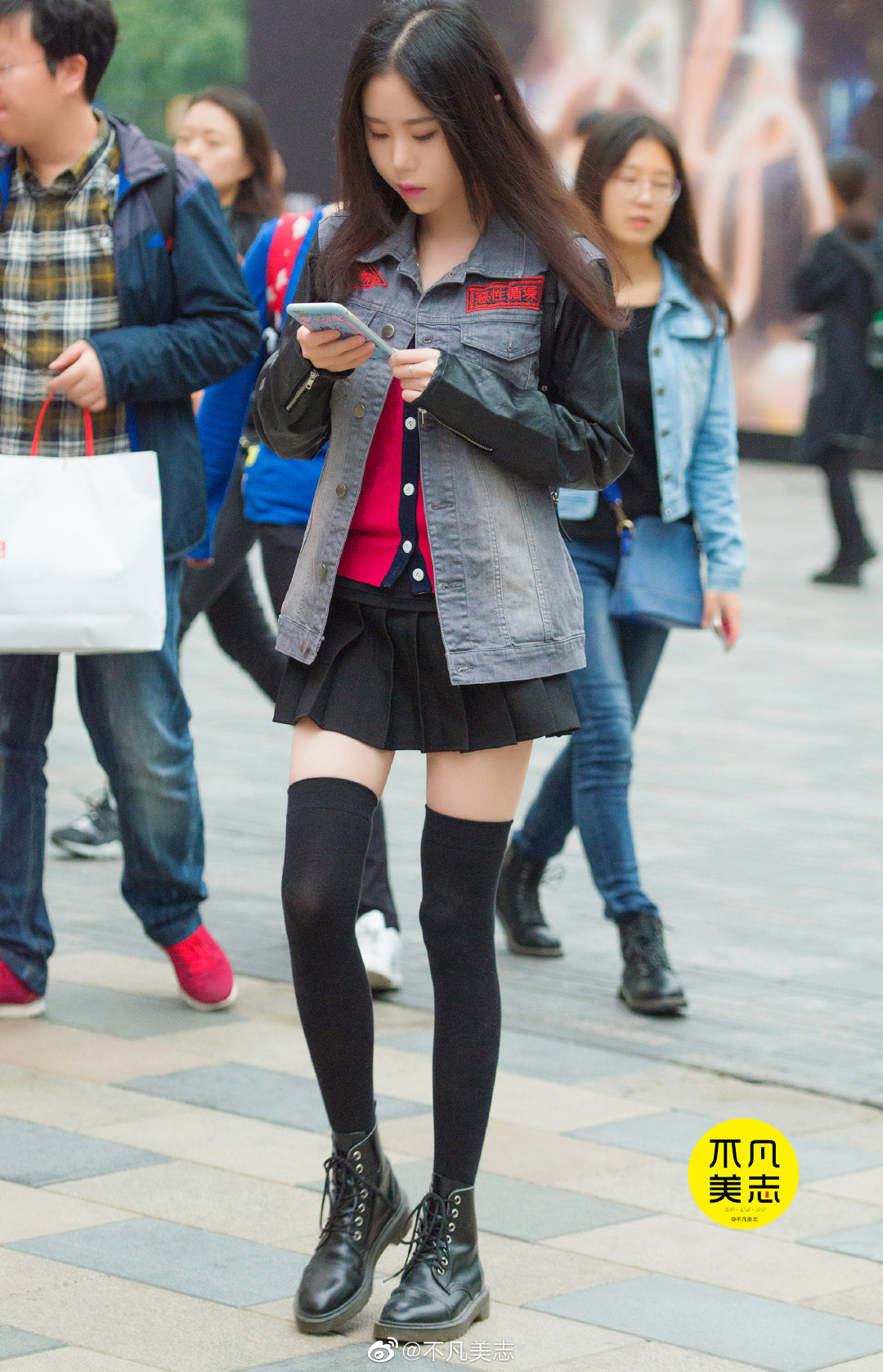 小姐姐的时尚宝典里没有秋裤,过膝长袜成就漫画腿