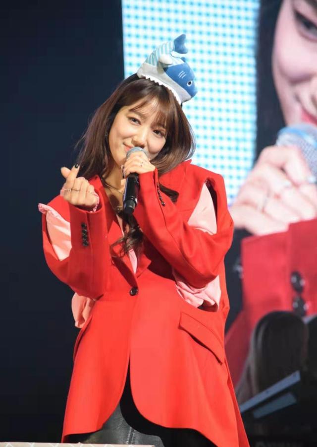 朴信惠近况,头发变长脸型发福,穿皮衣卖萌真别致!