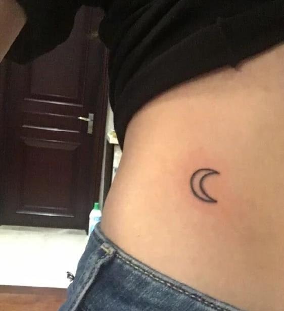 17岁法图麦穿吊带衫大晒月牙纹身这么成熟的举动妈妈哈文不管