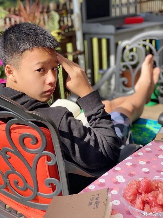 原创孙悦12岁儿子参加游泳比赛,身材高大帅气十足,勇夺6枚金牌