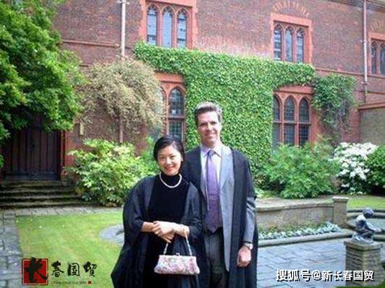 主持人姜丰近照曝光，离开央视18年后首次公开露面，50岁依然美丽_理查德·杜比