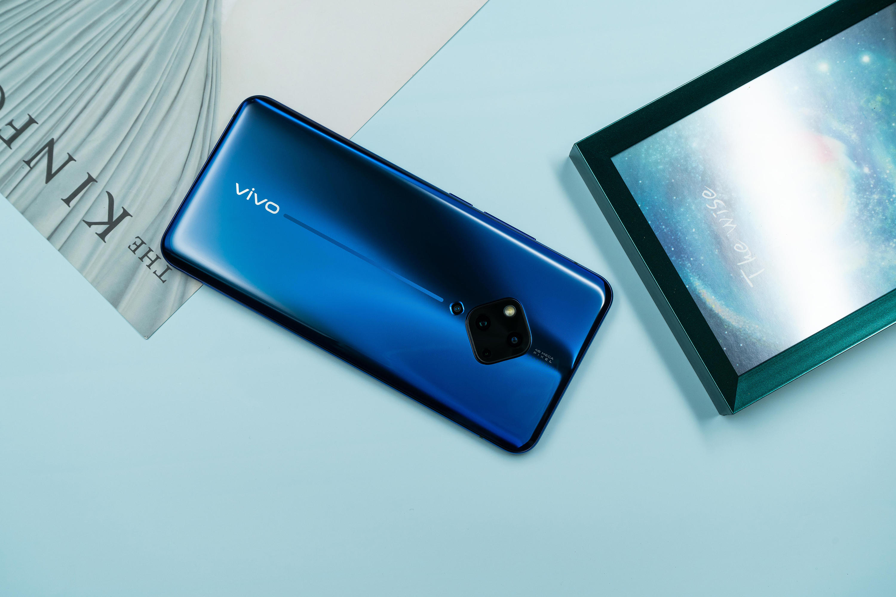 最近可能和小编一样注意到一部手机——vivo s5