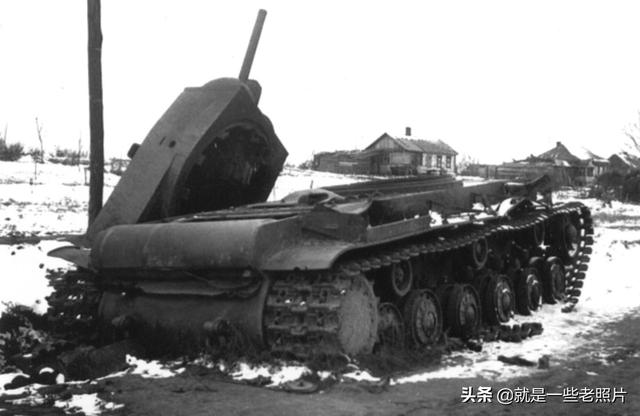 1941年冬季,在奥廖尔(orel)地区被德军击毁的一辆苏军kv-1型重型坦克.