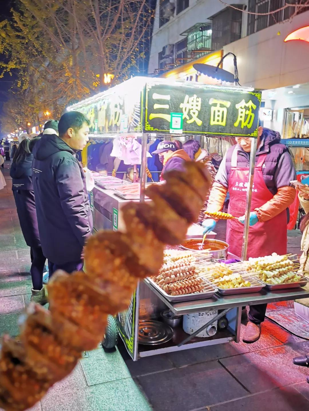 新沂美食|金三角夜市烤面筋界扛把子,纯手工制作,越嚼越有味!