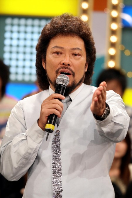 张菲八度担任鸿海尾牙主持人,酬劳不涨仍115万