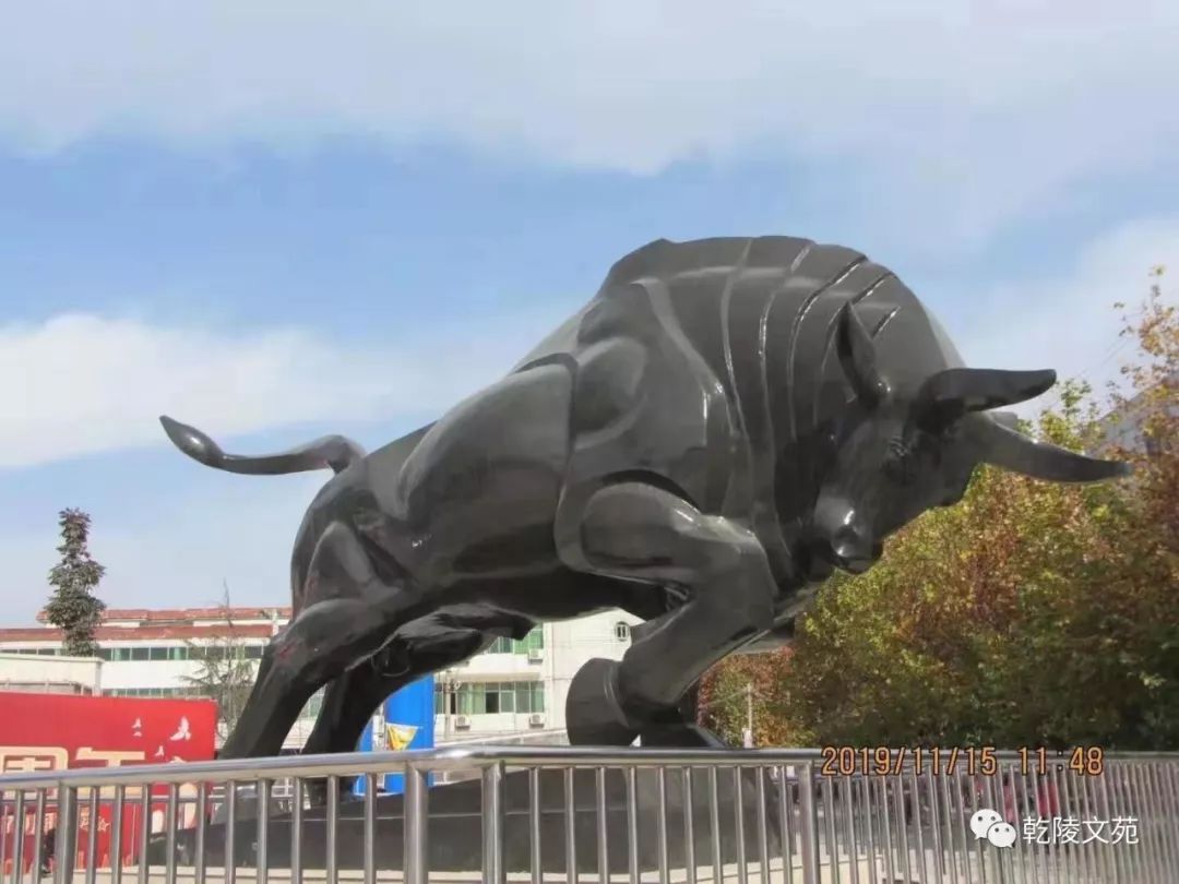 铜牛广场,也见证了乾县的发展.