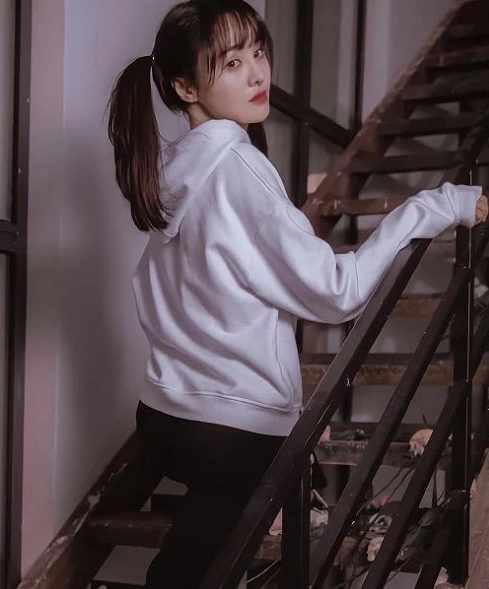 昔日"楚雨荨"终于回归,台阶拍照狂秀萝莉风,劈叉动作超a_郑爽