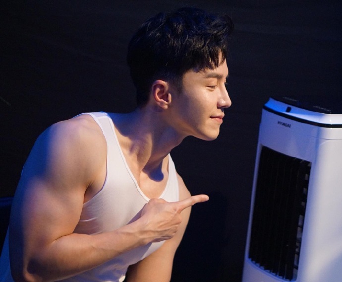 私下的王冠逸有着荷尔蒙爆棚的好身材,自己也经常分享自己的生活点滴