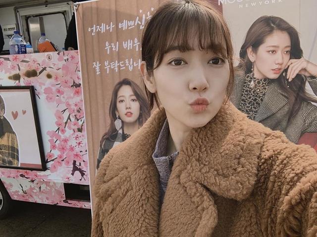 朴信惠近况,头发变长脸型发福,穿皮衣卖萌真别致!