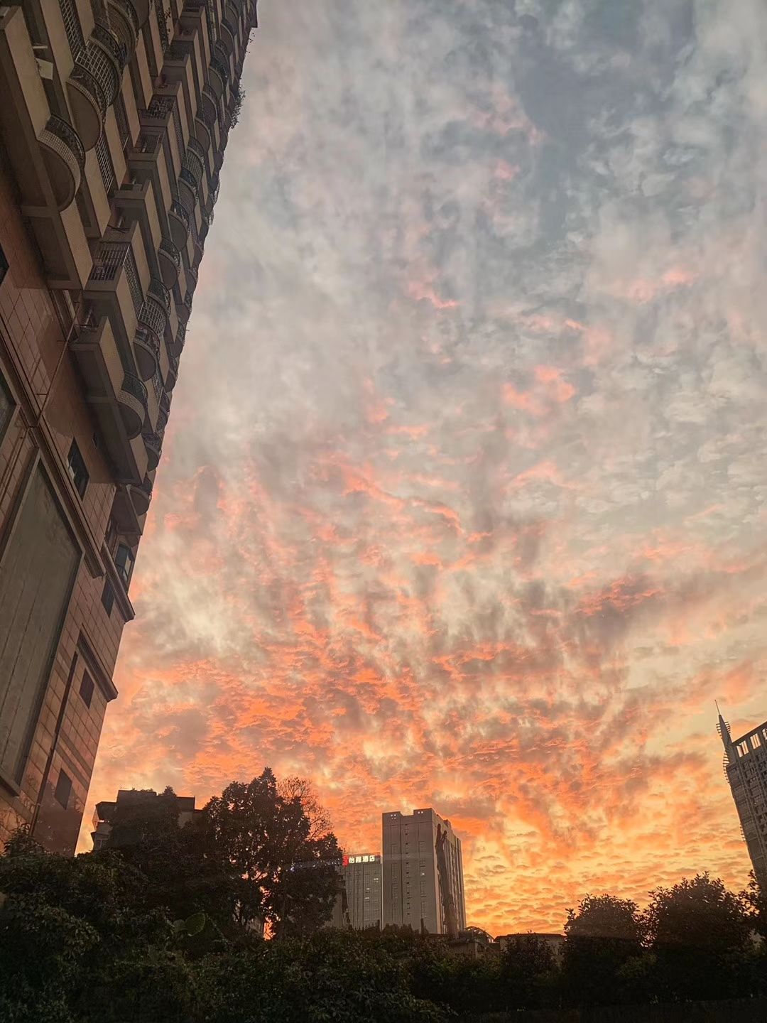 今天南宁晚霞刷屏朋友圈!谁的照片最靓?