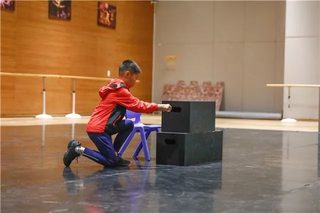 需要的不仅是异于常人的反应力 还有心无旁骛的专注力 "无实物表演"