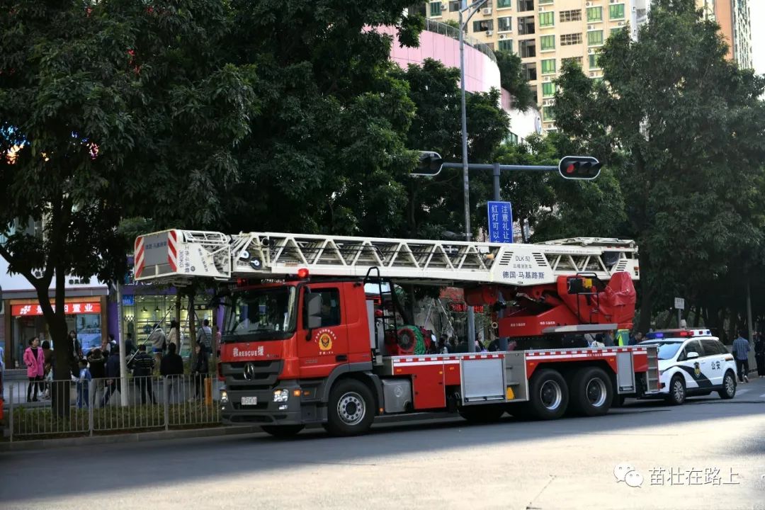 消防车金光华广场的圣诞氛围西西弗书店在五层影城看了一部电影