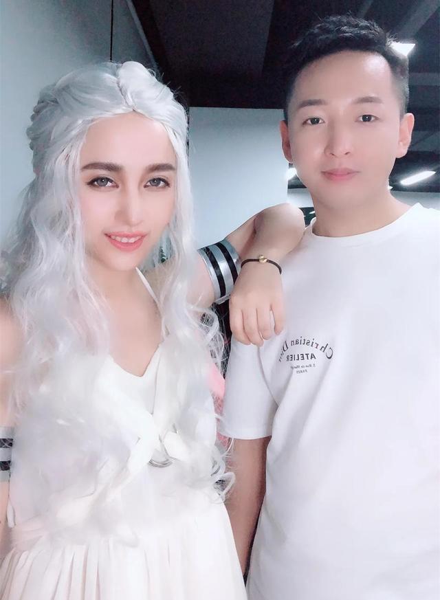 老撕鸡和板娘小薇玩捆绑,网友:小薇手中就只差一根皮鞭了_女装