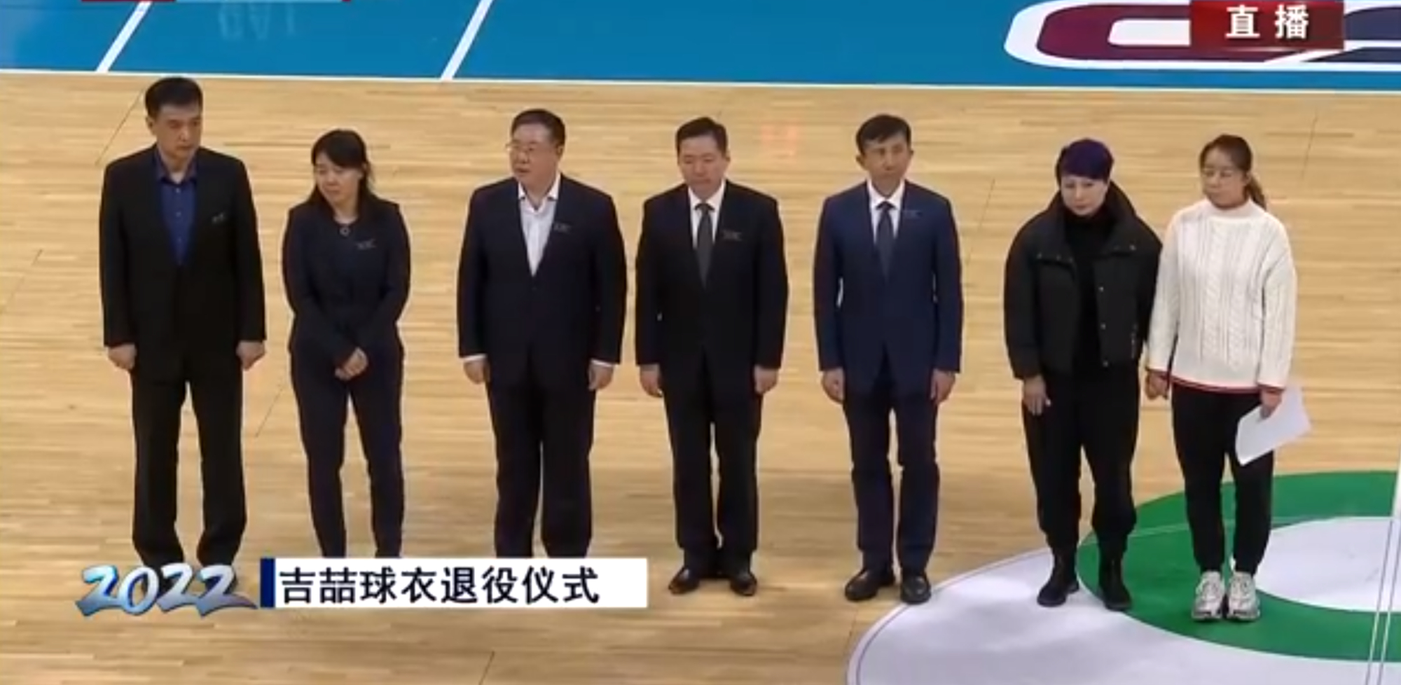 原创泪目!闵鹿蕾见证爱徒吉喆球衣退役 吉喆母亲妻子含泪向球迷鞠躬