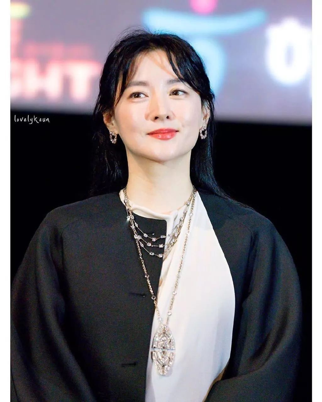 49岁的李英爱美上热搜一如童年记忆中的大长今惊艳众人