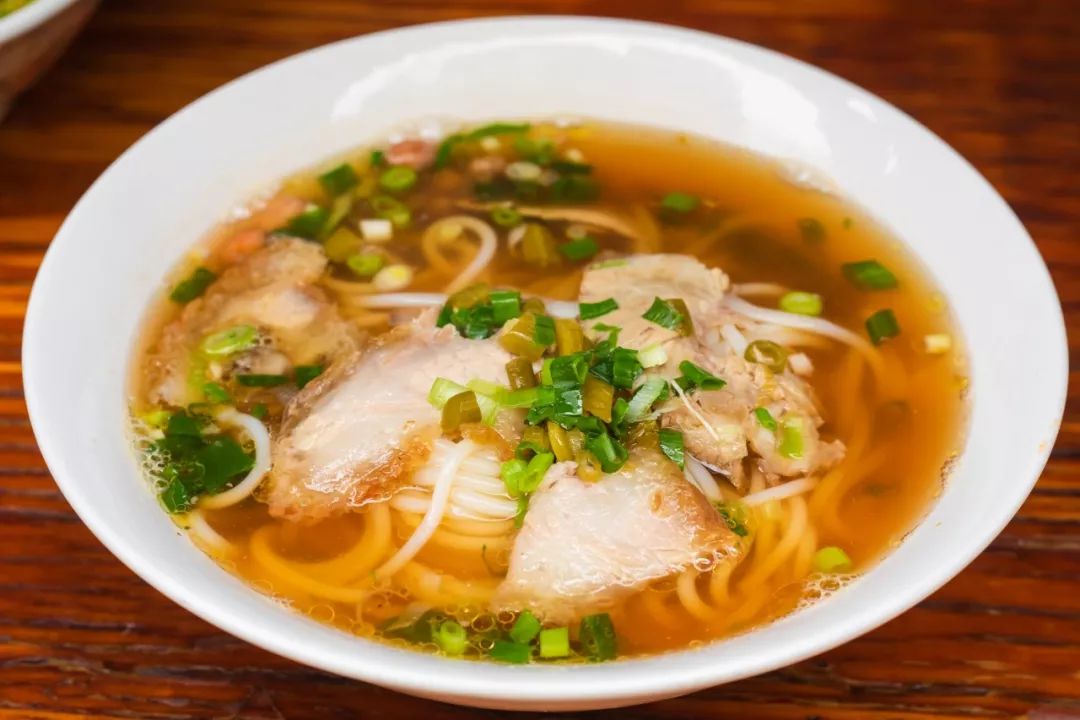 卤味桂林米粉实际上是 叉烧 脆皮烧肉,与广东的卤味很不一样