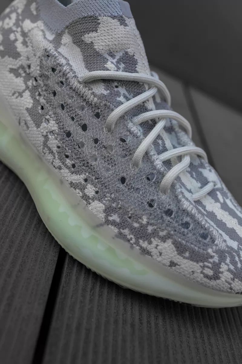 形状,宽度更宽,上面还带有多个不规则鞋孔,可以在侧面随意串鞋带固定