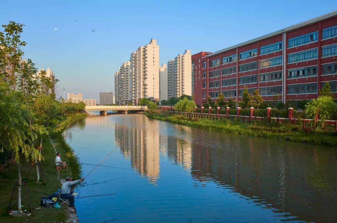 陸家溝位於曹路鎮南部,西起浦東運河,東至東群河,是一條村級骨幹河道