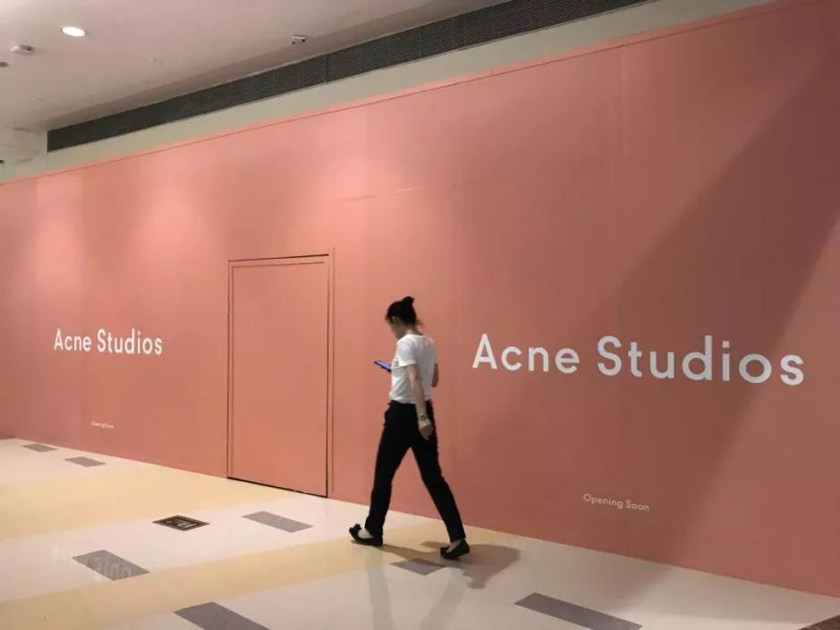 位于深圳万象城的acne studios是瑞典知名前卫设计师品牌,而其在围挡