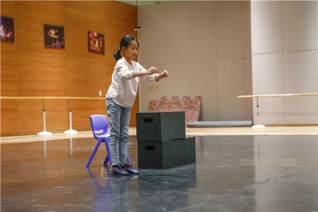 需要的不仅是异于常人的反应力 还有心无旁骛的专注力 "无实物表演"