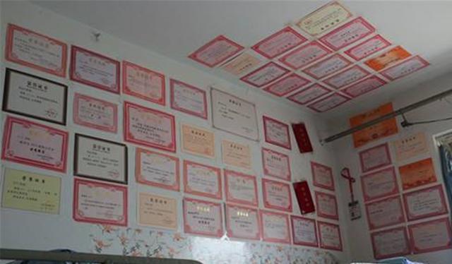 孩子的奖状贴满家里墙壁父母却高兴不起来网友这谁能高兴