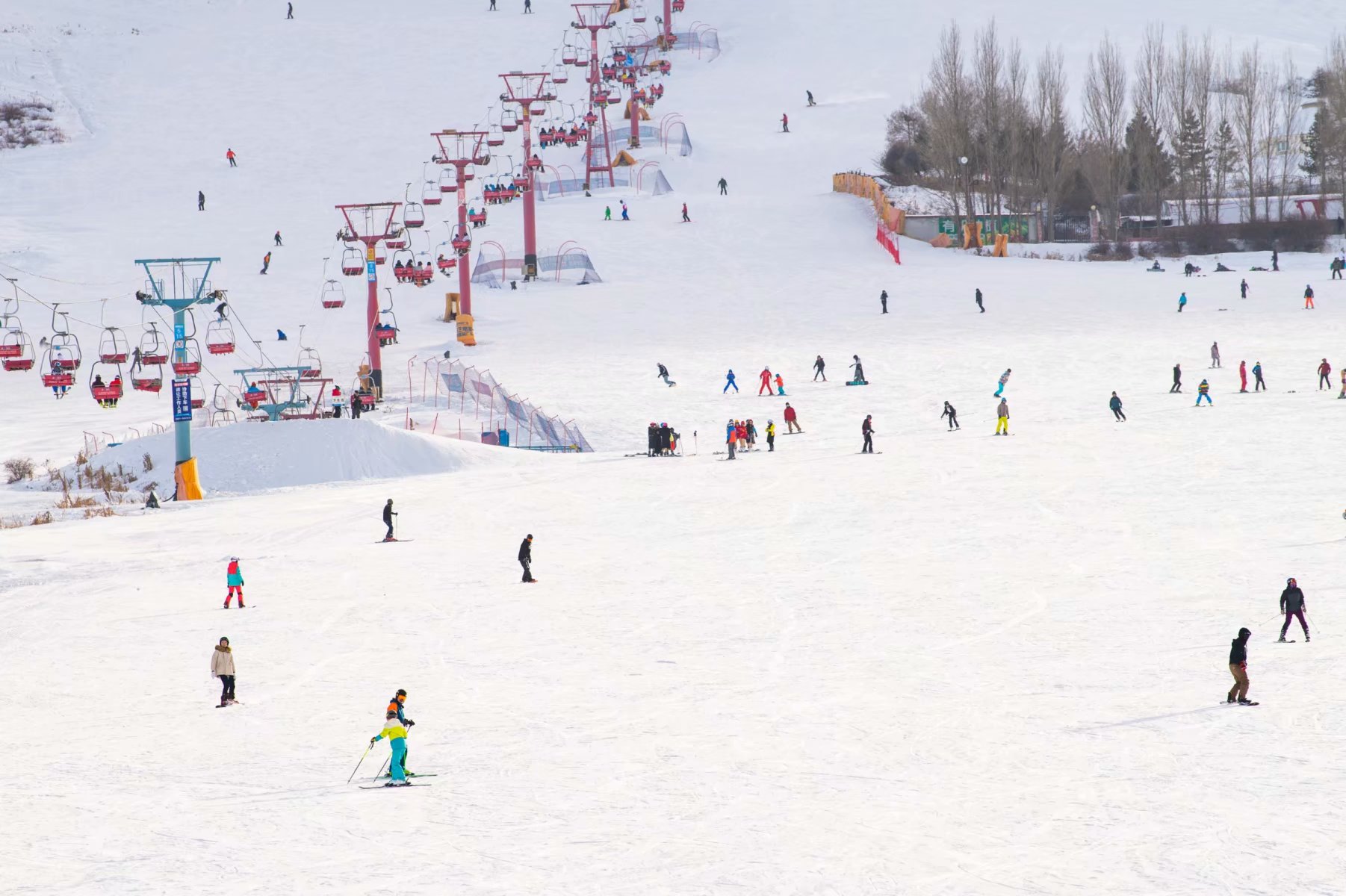 【携程攻略】安吉江南天池滑雪场景点,江南天池应该是江浙沪地区比较早期的户外人工滑雪场. 我们去的时候正…
