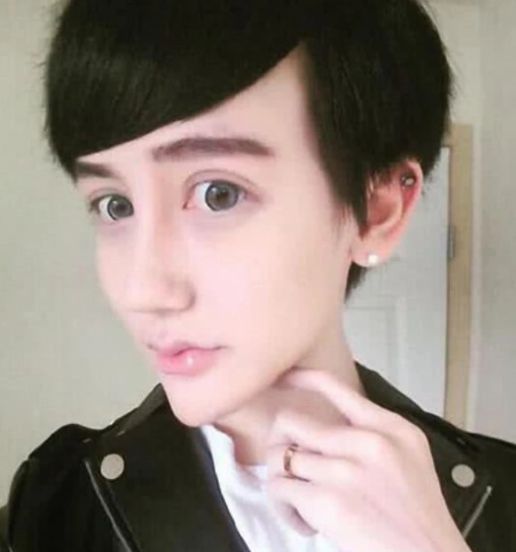 也通过整容等方式,改变了自己最初的样貌,整容后的他面部与葫芦娃中妖