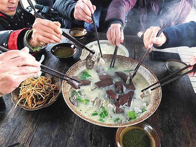 很多地方有这样的风俗,如果屠夫不吃饭主人家会不高兴,认为来年猪长不