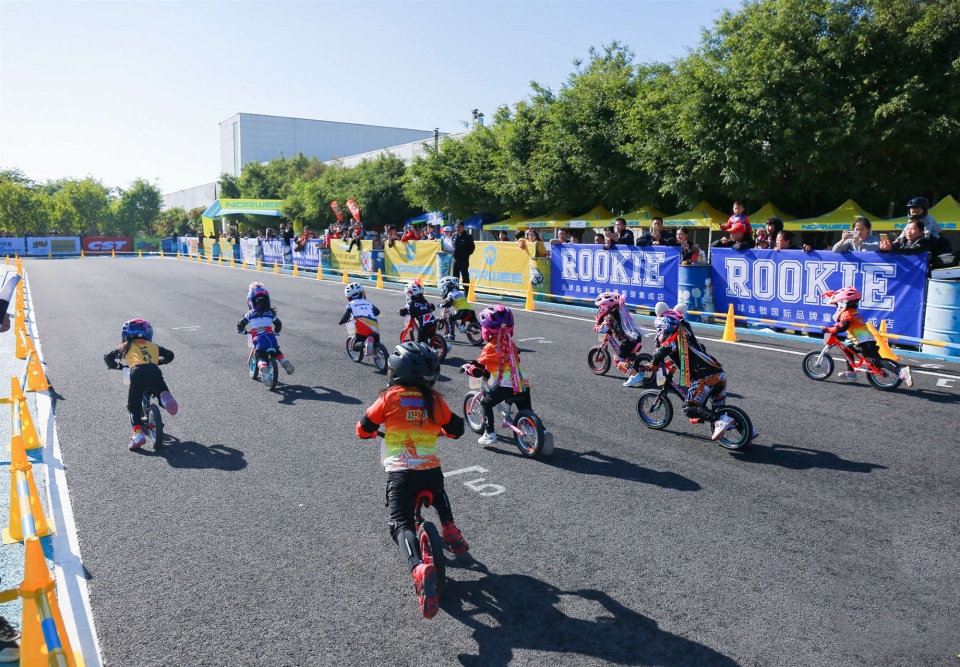 2019幼兒滑步車賽廈門站在廈開賽 600萌娃歡樂競速_比賽