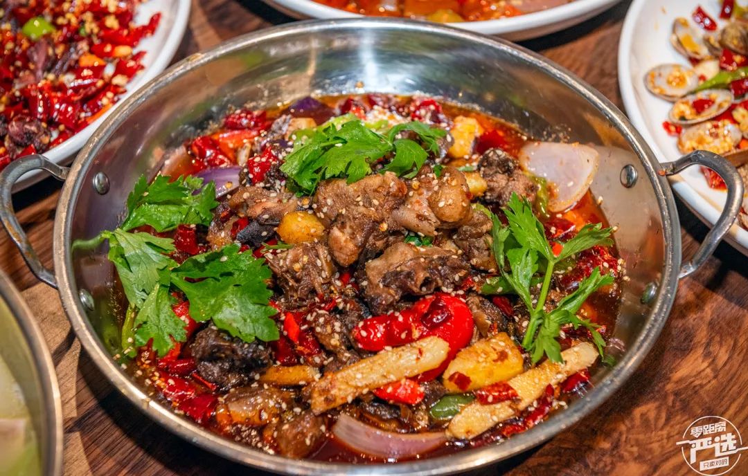 用现在流行的词形容就是,硬核 3-4人精品套餐 干锅鸭 香辣鹌鹑 辣炒