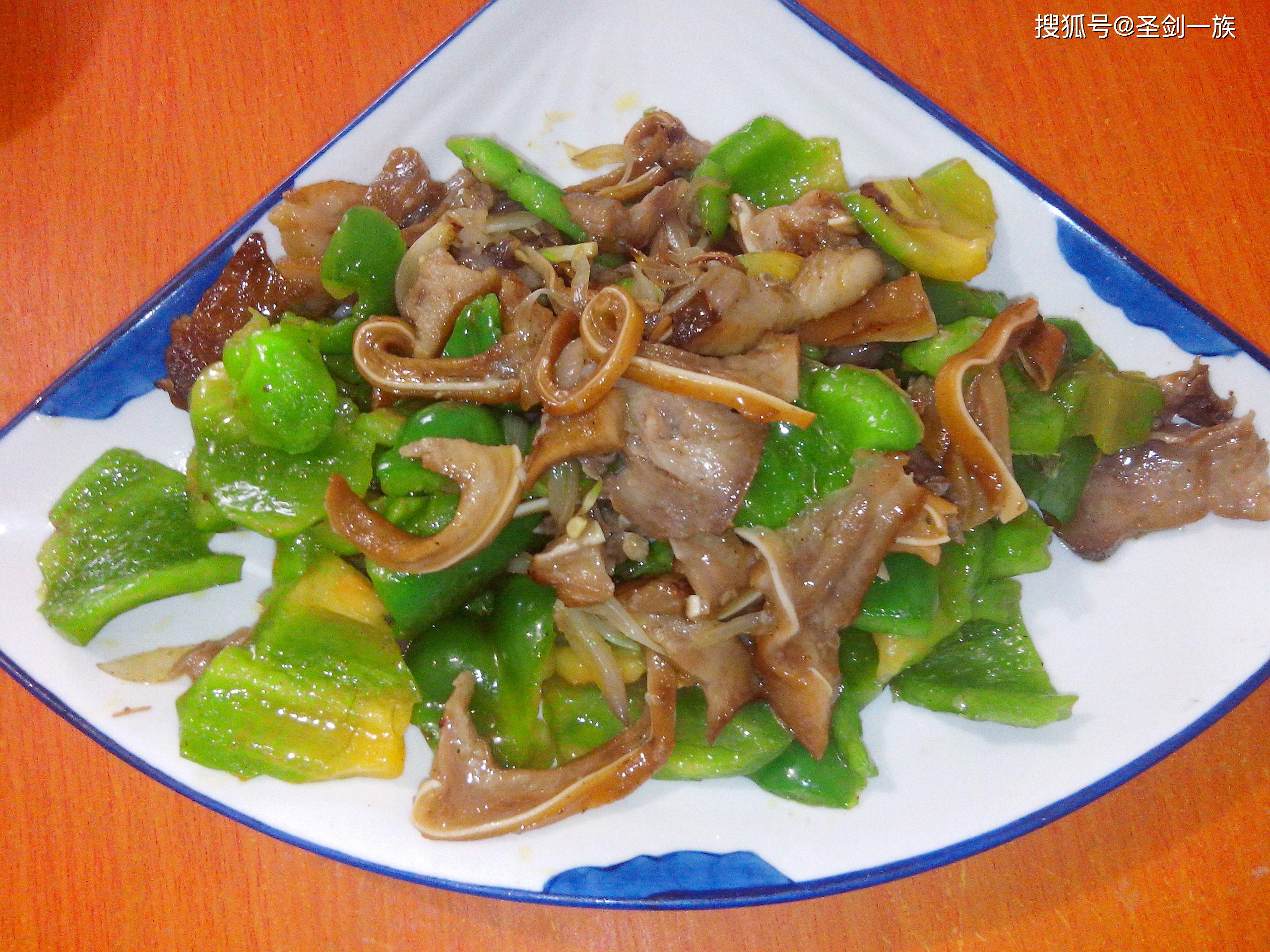 猪耳含有蛋白质,脂肪,碳水化合物,维生素及钙,磷,铁等,具有健脾胃的