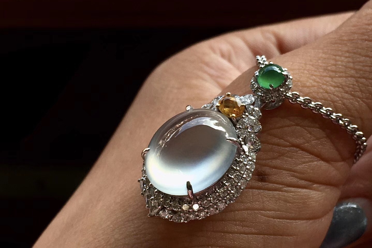 玻璃种翡翠鸽子蛋吊坠-恒煋集团雅和玉宛