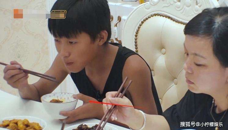 在吃饭的时候,大家一起聊天,说起姚金东在家里做不做饭的时候,姚金东