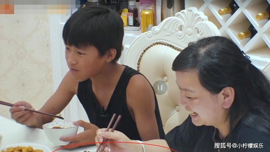在吃饭的时候,大家一起聊天,说起姚金东在家里做不做饭的时候,姚金东
