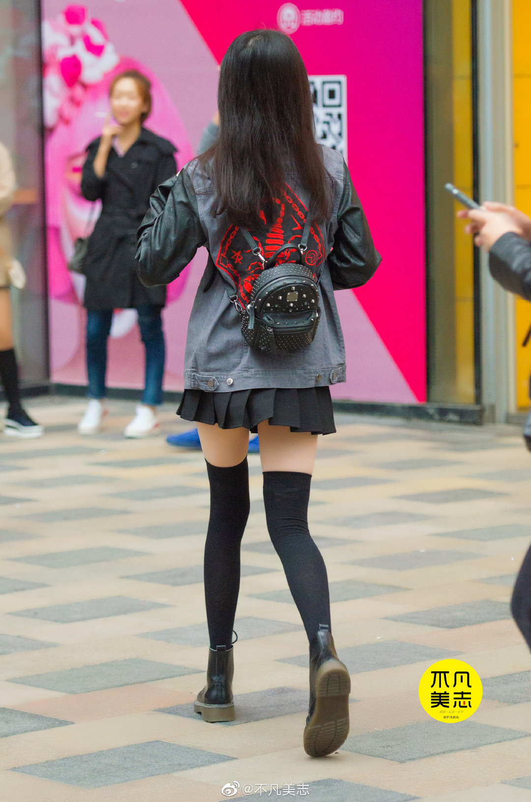 小姐姐的时尚宝典里没有秋裤,过膝长袜成就漫画腿