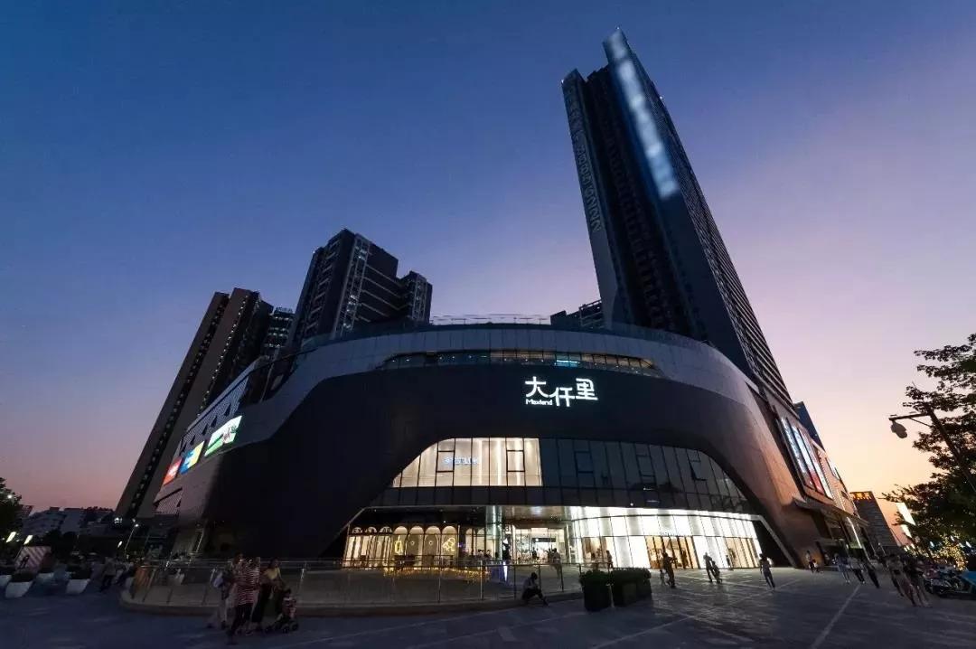 光明大仟里是由深圳本土知名开发商宏发打造,是光明首个大型购物中心