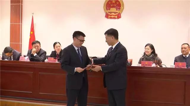 罗仕国为新任命人员颁发了任命证书,新任命人员作了宪法宣誓.