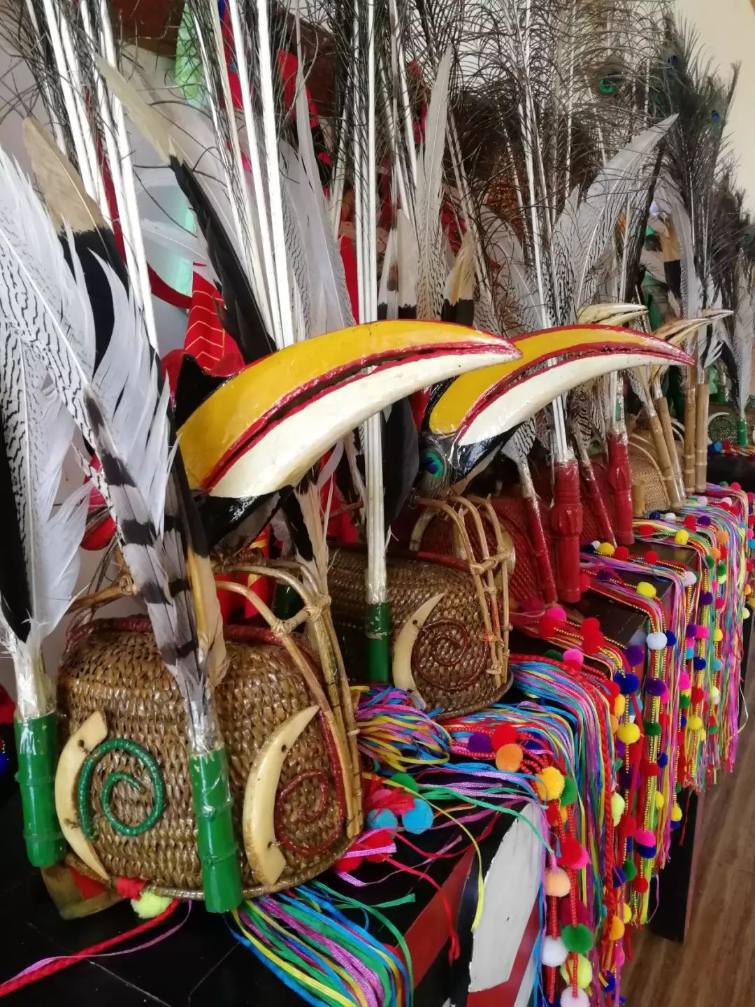 目瑙纵歌节日现场瑙双,瑙巴带领舞者款款而舞目瑙纵歌原本是为太阳神