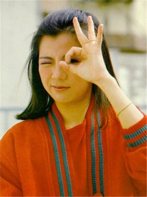 翁美玲的一组旧照,做搞怪动作的她尽显古灵精怪