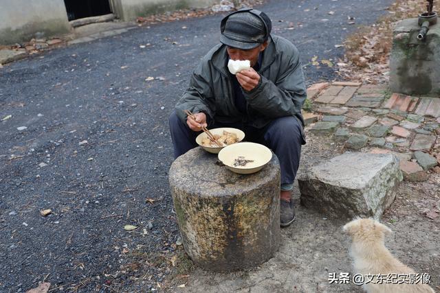 我已經這樣10年了,每天的生活就是吃飯抽菸和靜坐,無奈又如何?