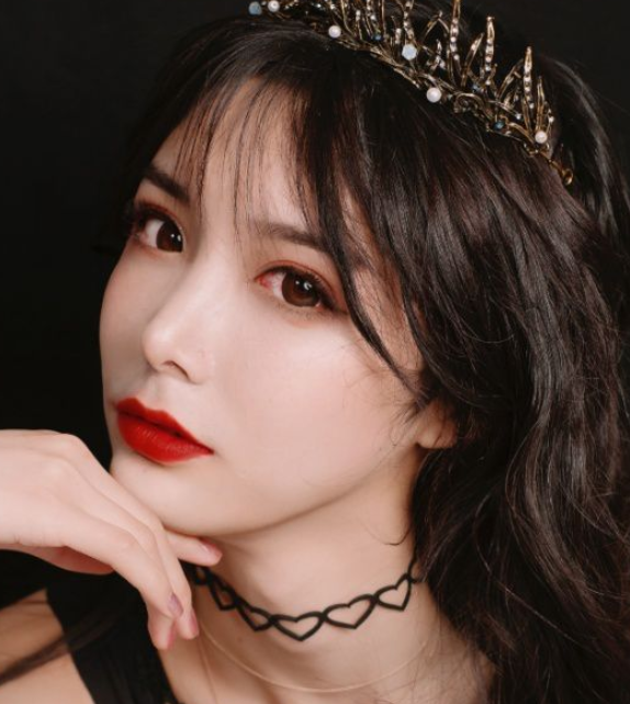 "女装大佬"艾比罕见男装扮相,看清照片后:让人好想嫁