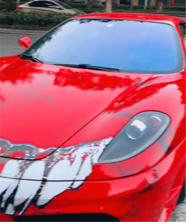 "毒液版画"法拉利,落地440万,漆面定制花上万,回头率5颗星