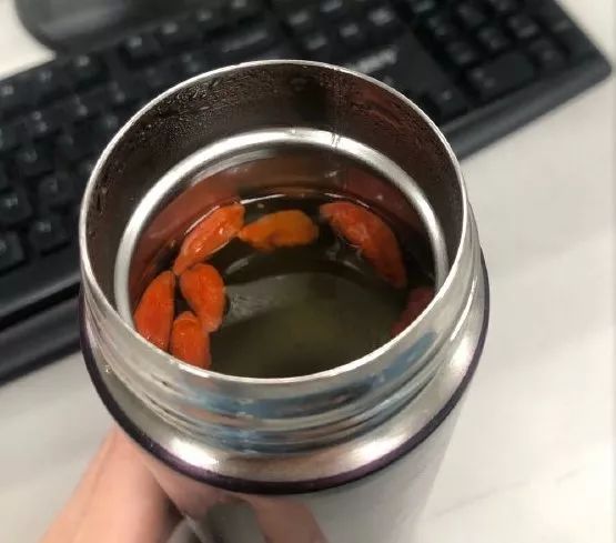 拿起保温杯,泡翻杯枸杞温水了~不少东莞街坊都开始"冻titi"