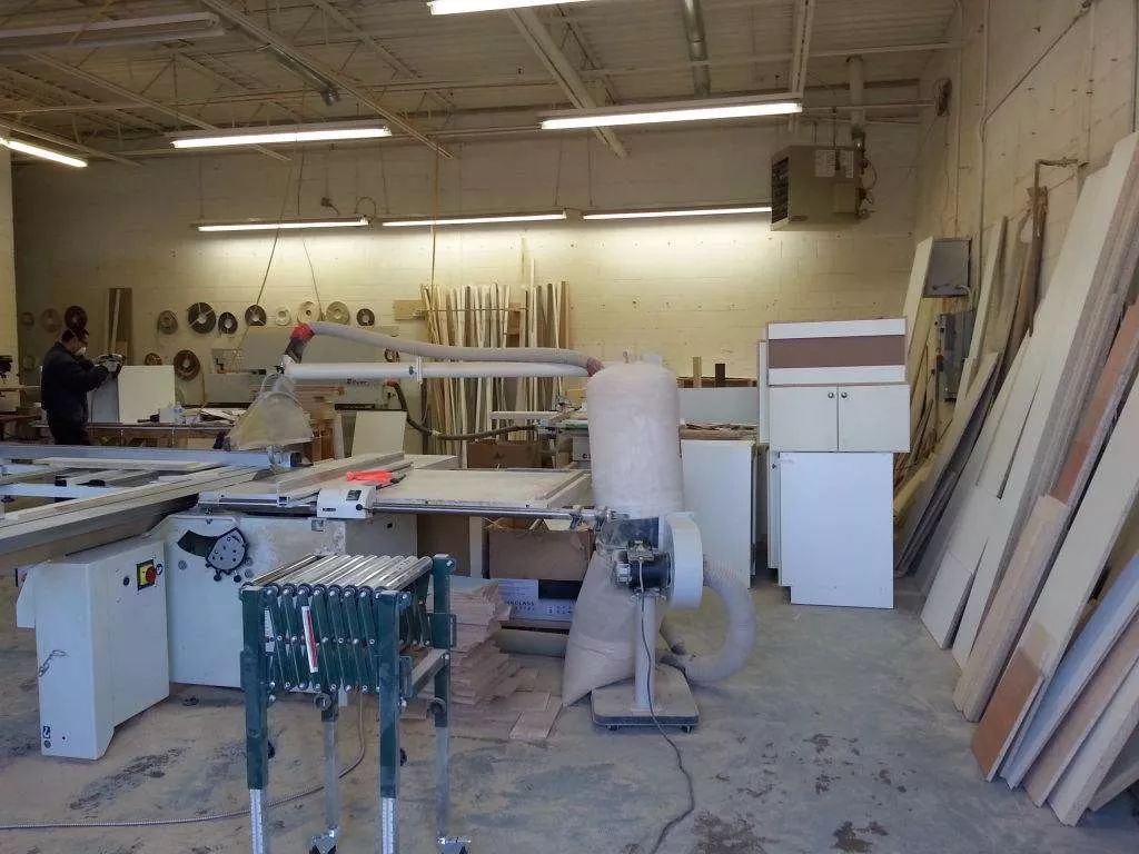 木质橱柜生产工艺简单,行业准入门槛低,一些装修工程队,小型家具厂