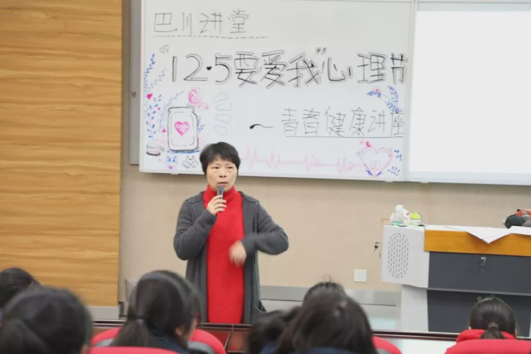 贾晓燕教授精彩的演讲讲座后,在一楼大厅里,开展了"爱我t恤主题绘画"