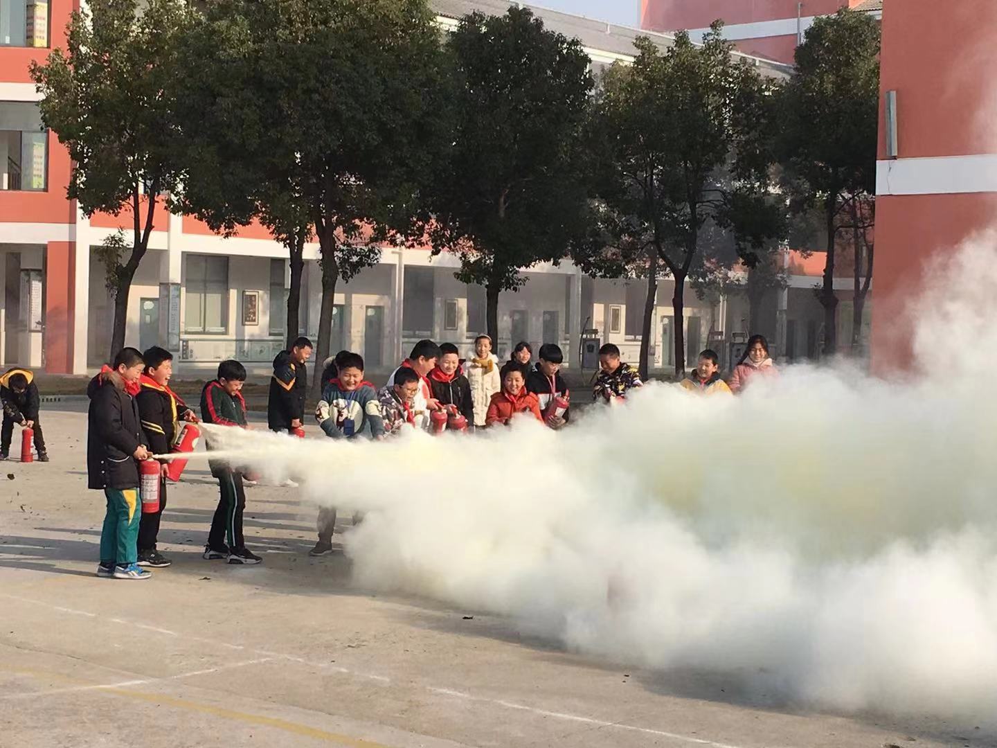 心系安全,让警钟在心中长鸣—小官庄镇中心小学开展"消防疏散演练"