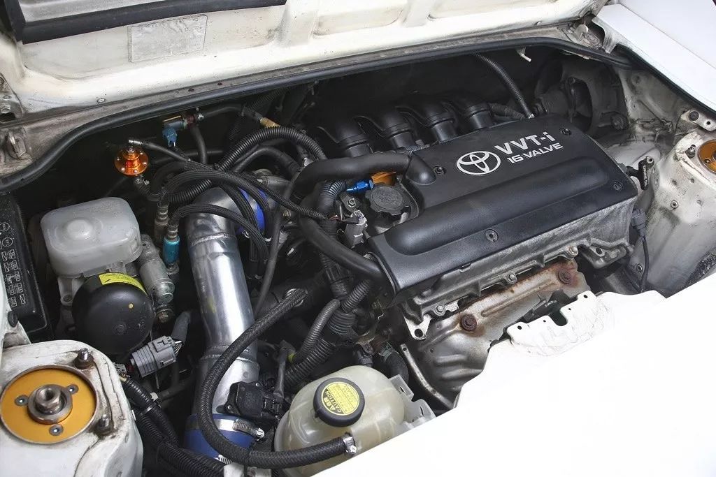 的aw11并无任何差异,但内里已经过大幅改动——打开古老的发动机舱,你