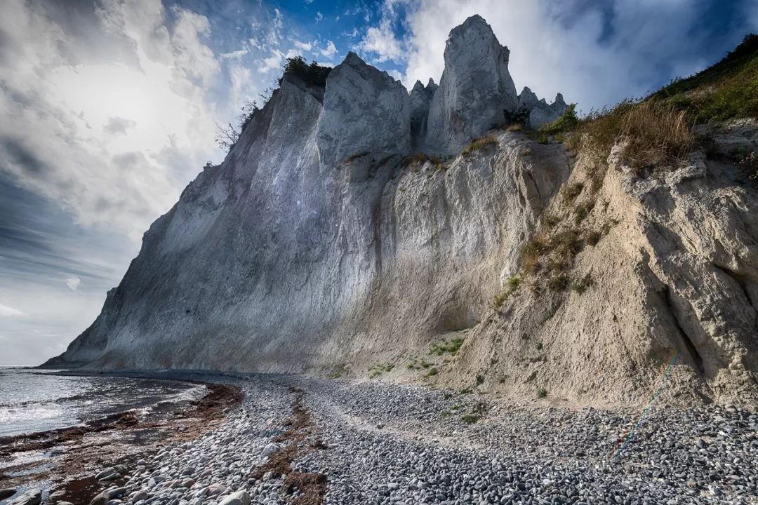 截面震感的白崖 这种白崖是在六千五百万年前白垩纪时 由海洋微生物