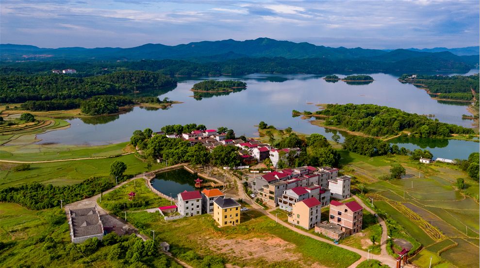 水库晨景》入围奖:邹婷燕《白云下面是我家》入围奖:刘攀《日落福华山